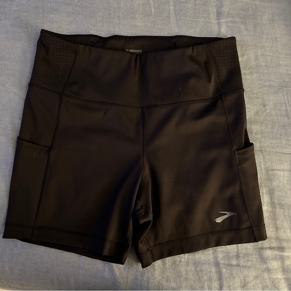 Brooks L running shorts with side and back phone pockets 5” inseam